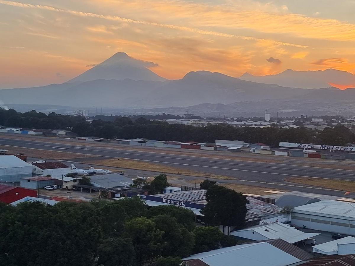 Amazing Volcano Views In Front Of Airport جواتيمالا المظهر الخارجي الصورة