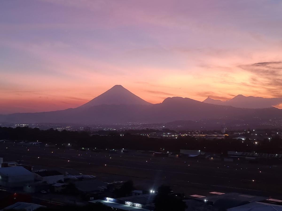 Amazing Volcano Views In Front Of Airport جواتيمالا المظهر الخارجي الصورة