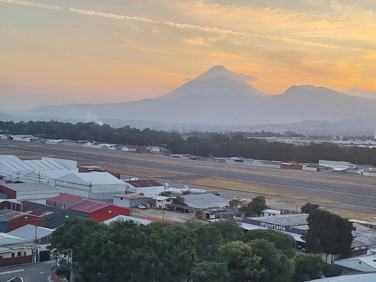 Amazing Volcano Views In Front Of Airport جواتيمالا المظهر الخارجي الصورة