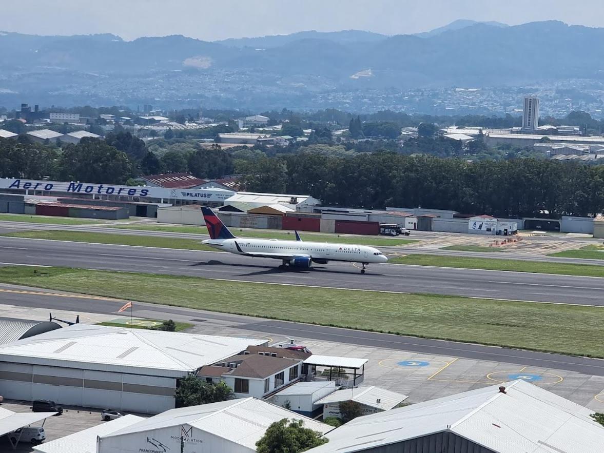 Amazing Volcano Views In Front Of Airport جواتيمالا المظهر الخارجي الصورة