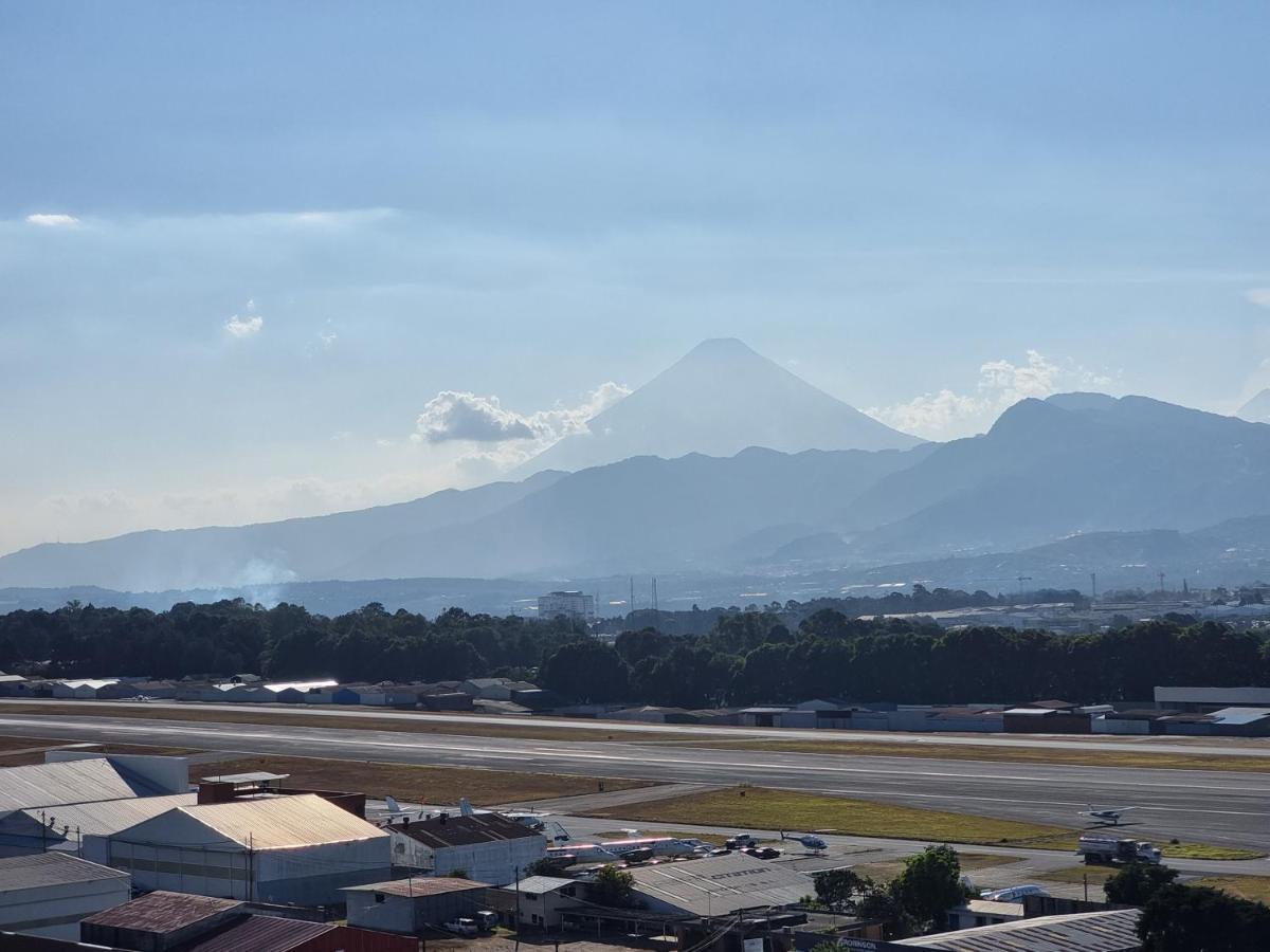 Amazing Volcano Views In Front Of Airport جواتيمالا المظهر الخارجي الصورة