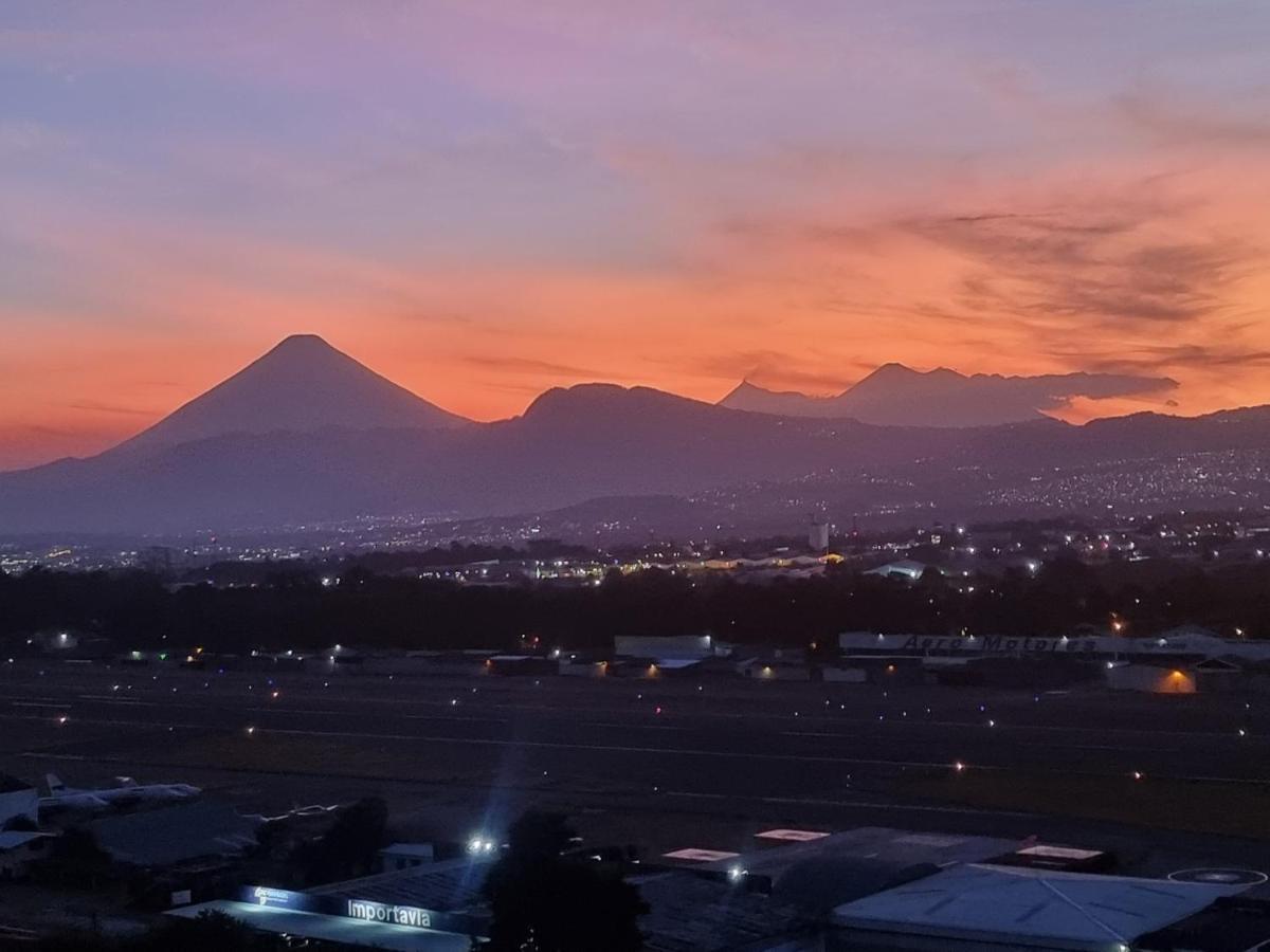 Amazing Volcano Views In Front Of Airport جواتيمالا المظهر الخارجي الصورة