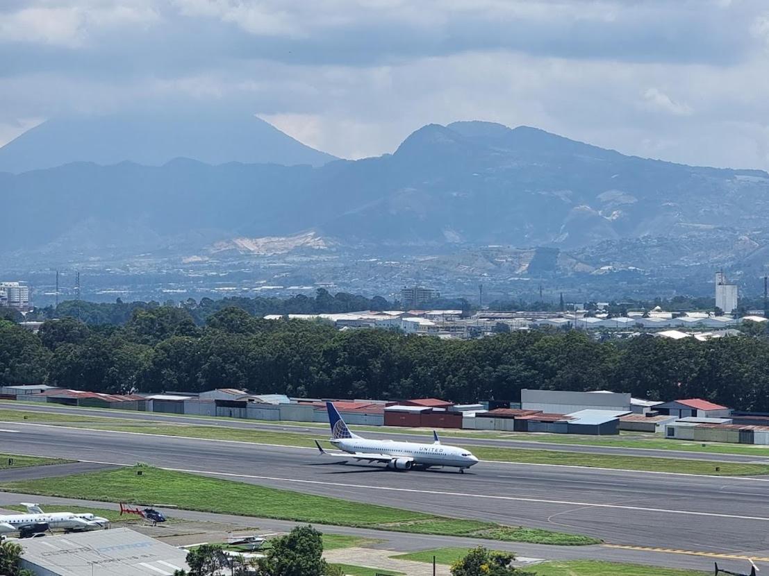 Amazing Volcano Views In Front Of Airport جواتيمالا المظهر الخارجي الصورة