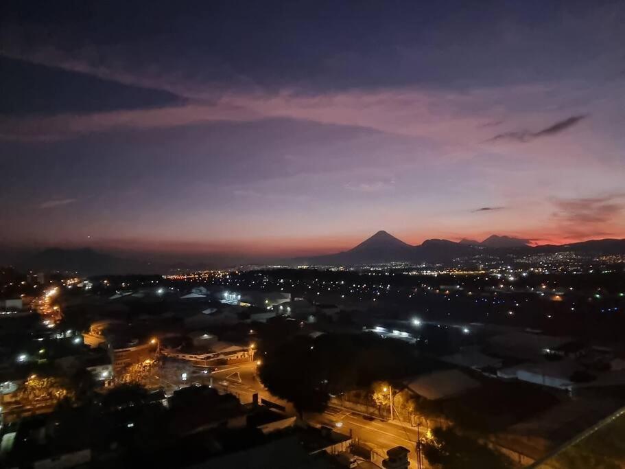 Amazing Volcano Views In Front Of Airport جواتيمالا المظهر الخارجي الصورة