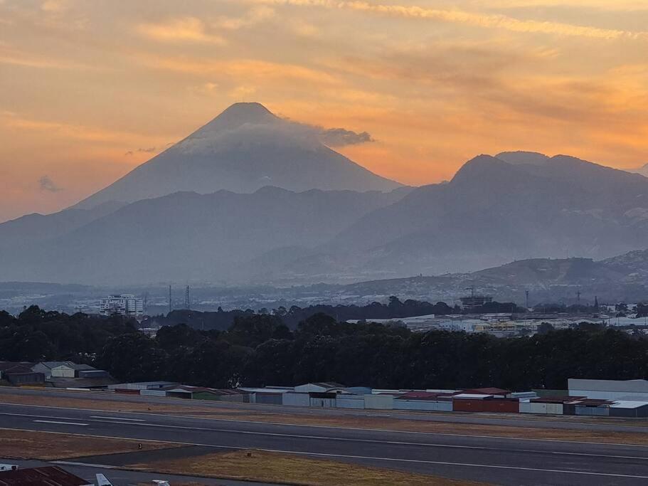 Amazing Volcano Views In Front Of Airport جواتيمالا المظهر الخارجي الصورة