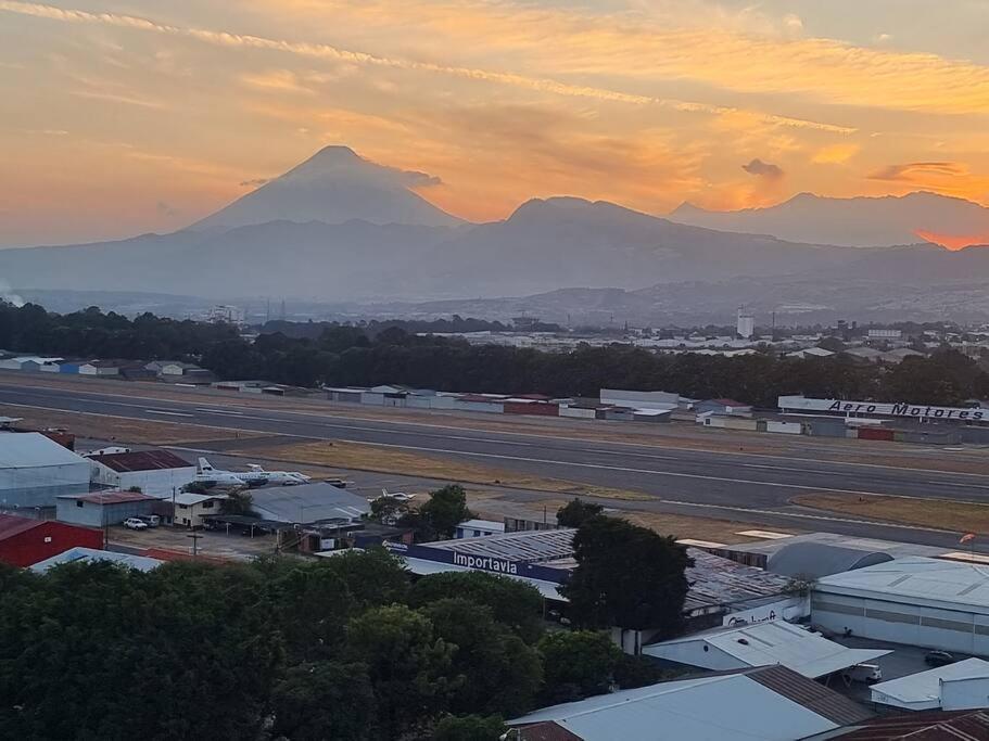 Amazing Volcano Views In Front Of Airport جواتيمالا المظهر الخارجي الصورة