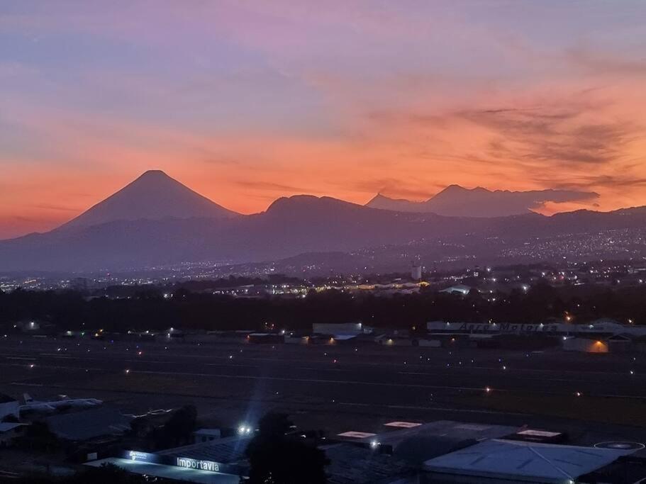 Amazing Volcano Views In Front Of Airport جواتيمالا المظهر الخارجي الصورة