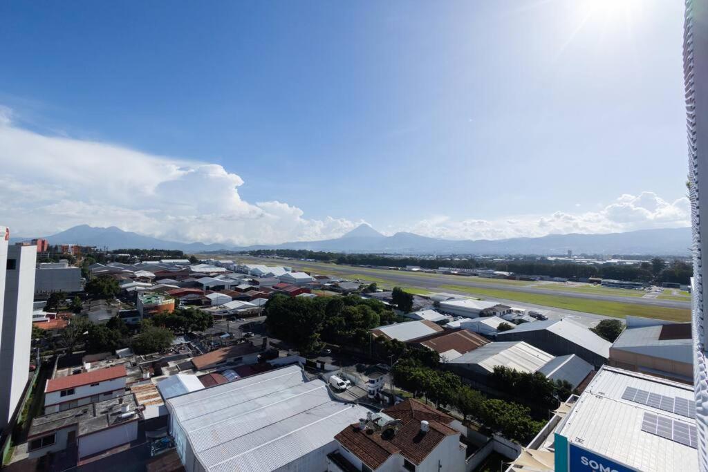Amazing Volcano Views In Front Of Airport جواتيمالا المظهر الخارجي الصورة