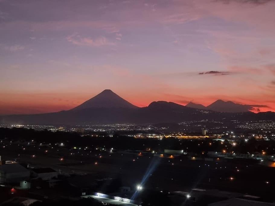 Amazing Volcano Views In Front Of Airport جواتيمالا المظهر الخارجي الصورة